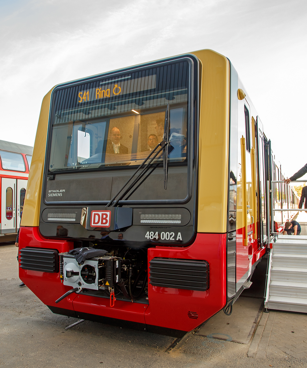 
Ein Star auf der InnoTrans 2018 in Berlin die neuen Triebzge der BR 483/484 fr den S-Bahnring Berlin...
Der neue Triebzug 484 002 wurde auf der InnoTrans 2018 (hier 18.09.2018) von dem Konsortium „Neue S-Bahnzge fr Berlin“ prsentiert. 

Das Konsortium „Neue S-Bahnzge fr Berlin“ (bestehend aus Siemens AG und Stadler Pankow GmbH) hat im Rahmen einer EU-weiten Ausschreibung den Zuschlag fr die Lieferung von 106 Triebzgen Typ S-Bahn (S-Bahn-Teilnetzes Ring) erhalten. 85 Fahrzeuge werden vierteilig ausgefhrt (DB Baureihe 484), 21 Fahrzeuge werden zweiteilig sein (DB Baureihe 483). 

Die S-Bahn-Triebzge sind mehrfachtraktionsfhig und lassen sich in beliebiger Zusammenstellung mit vier, sechs oder acht Wagen zusammenstellen. Beide Zugkonfigurationen sind uneingeschrnkt zweirichtungsfhig und haben an beiden Enden jeweils einen vollwertigen Fhrerstand. Die Fahrzeuge sind ber die gesamte Lnge der Fahrgastrume (zwischen den Fhrerstnden) fr Fahrgste durchgngig begehbar.

Der hier gezeigte Triebzug ist z.Z. nur rollfhig, ab 2019 sollen die ersten Probefahrten im Prfcenter Wegberg-Wildenrath erfolgen und ab 2020 sind dann nchtliche Testfahrten auf der Ringbahn geplant. Die Fertigung der Wagenksten erfolgt in Ungarn, die Endmontage der Fahrzeuge im Stadler-Werk in Berlin-Pankow und deren Inbetriebsetzung in Velten.

Die zweiteiligen Fahrzeuge werden als Baureihe 483 gefhrt, die vierteiligen als Baureihe 484. Im ersten Abruf wurden die Fahrzeugnummern 483 001 bis 483 021 sowie 484 001 bis 484 085 vergeben. Hierbei gilt (abweichend zur bisherigen Nummerierung bei der S-Bahn Berlin) eine Fahrzeugnummer fr den gesamten Triebzug, die einzelnen Wagen werden mit den zustzlichen Buchstaben A/B bzw. A/B/C/D bezeichnet.

Technische Merkmale:
-Hohe Redundanz der Antriebsanlage, eine eigenstndige Antriebsgruppe je Wagen
-Auen- und Innenkameras mit Mglichkeit zur Ansicht auf dem Fhrerstand
-Moderne und pflegeleichte Innenausstattung
-Klimatisierte Fahrgastbereiche (erstmal bei der S-Bahn Berlin)
-Mehrzweckbereiche mit grozgiger Stellflche fr Kinderwagen und Fahrrder
-Verglaste Windfangwnde an den Einstiegsbereichen
-Barrierefreie Gestaltung der Einstiegsbereiche
-Spezieller Rollstuhlbereich in unmittelbarer Nhe zum Fahrer
-Moderne Fahrgastsitze vis  vis
-Hohe Flexibilitt und Reinigungsfreundlichkeit durch Cantilever-Sitzbefestigung
-Klappsitze in ausgewhlten Bereichen

TECHNISCHE DATEN BR 484 (vierteilig bzw. Halbzug):
Hersteller: Stadler Pankow, Siemens
Einsatzgebiet: Ringbahn S41 und S42 sowie S46, S47, S8
Bestellte Stckzahl (z.Z.): 85
Spurweite: 1.435 mm (Normalspur)
Achsformel: (1A)Bo’+Bo’(A1)+(1A)Bo’+Bo’(A1)
Lnge ber Puffer: 73.600 mm
Fahrzeugbreite: 3.140 mm
Fahrzeughhe: 3.600 mm 
Fubodenhhe: 1.000 mm (durchgngig) 
Einstiege je Seite: 12 Tren  1.300 mm
Sitzpltze: 184 (davon 40 Klappsitze)
Stehpltze (2 Pers./m):  202
max. Achslast: 13,5 t
Achsabstand im Drehgestell: 2.100 mm
Trieb- und Laufraddurchmesser:  820 mm (neu)
Speisespannung: 750 V DC (seitliche ber Stromschiene)
Hchstgeschwindigkeit: 100 km/h 
Max. Beschleunigung: 1,0 m/s 
Leistung: 12x 140 kW = 1.680 kW
Motorentyp: Drehstrom-Asynchron-Motore
Anfahrzugkraft: 208 kN
