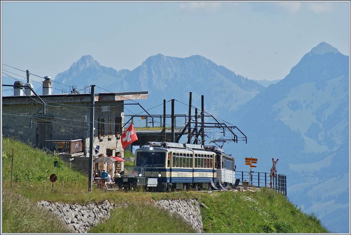 Ein Teleblick auf den Bahnhof von Jaman mit dem beiden Rochers de Naye Bhe 4/8 304 und 305. 
1. Juli 2018 