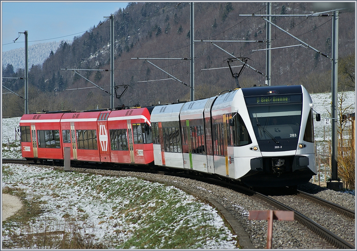 Ein  Thurbo  und ein roter (ex RM) GTW RABe 2/8 erreichen als Reginalzug 7319 nach Biel/Bienne, von Moutier (Spitze) und La Chaux-de-Fonds (Schluss) kommend, La Heutte. 
5. April 2019