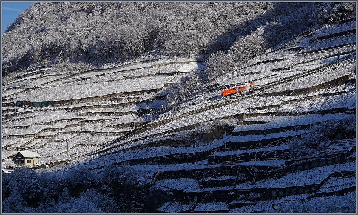 Ein TPC Schneerumungszug ist auf der A-L Strecke in den verschneiten Rebbergen oberhalb von Aigle auf Bergfahrt. 

29. Jan. 2019