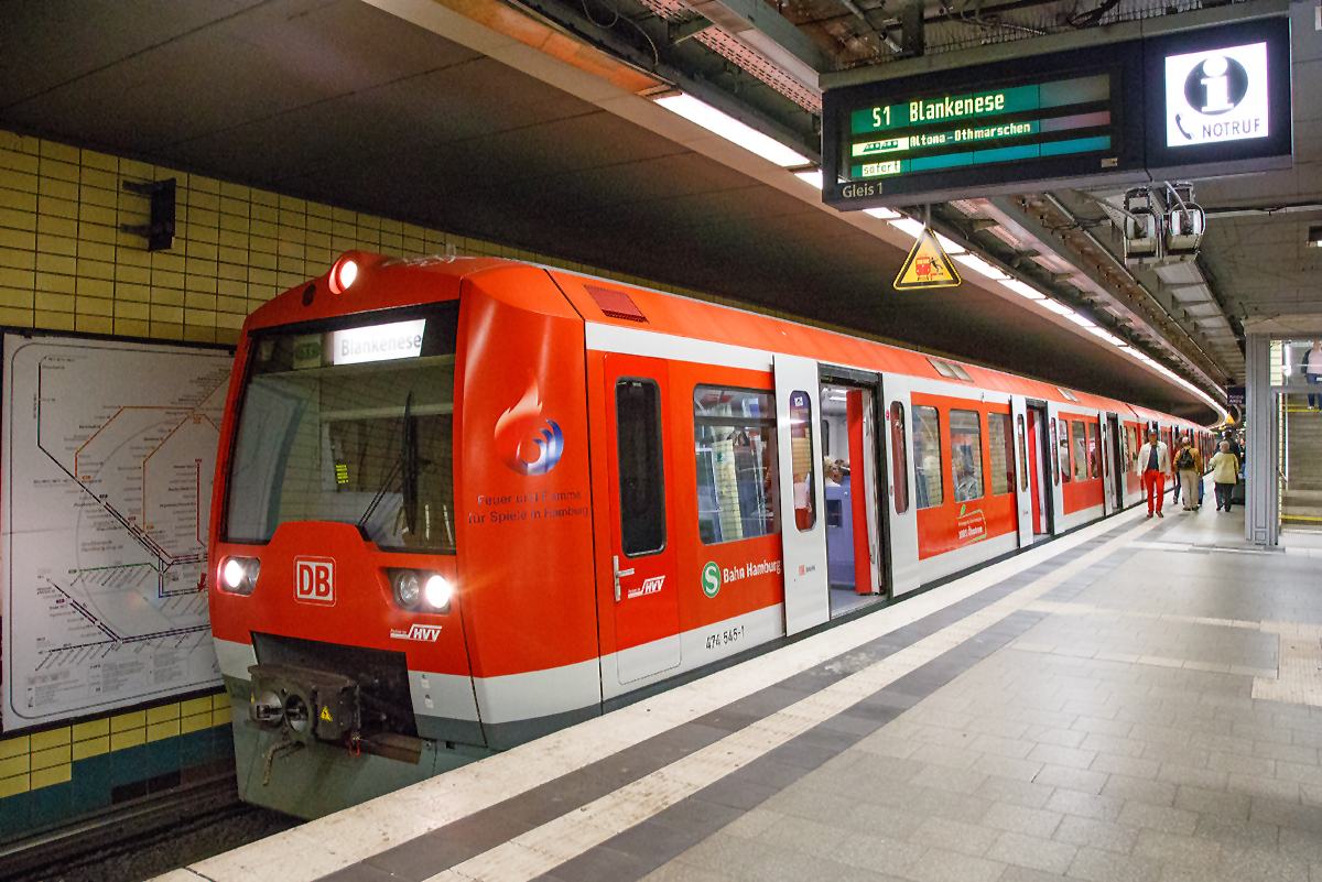 
Ein Triebzug der Baureihe 474/874 der S-Bahn Hamburg am 16.06.2015 beim Halt in der Station HH-Landungsbrücken. 

Die Triebzüge der Baureihe 474/874 sind die jüngsten Fahrzeuge der Hamburger S-Bahn, sie wurden zwischen 1996 und 2007 gebaut.