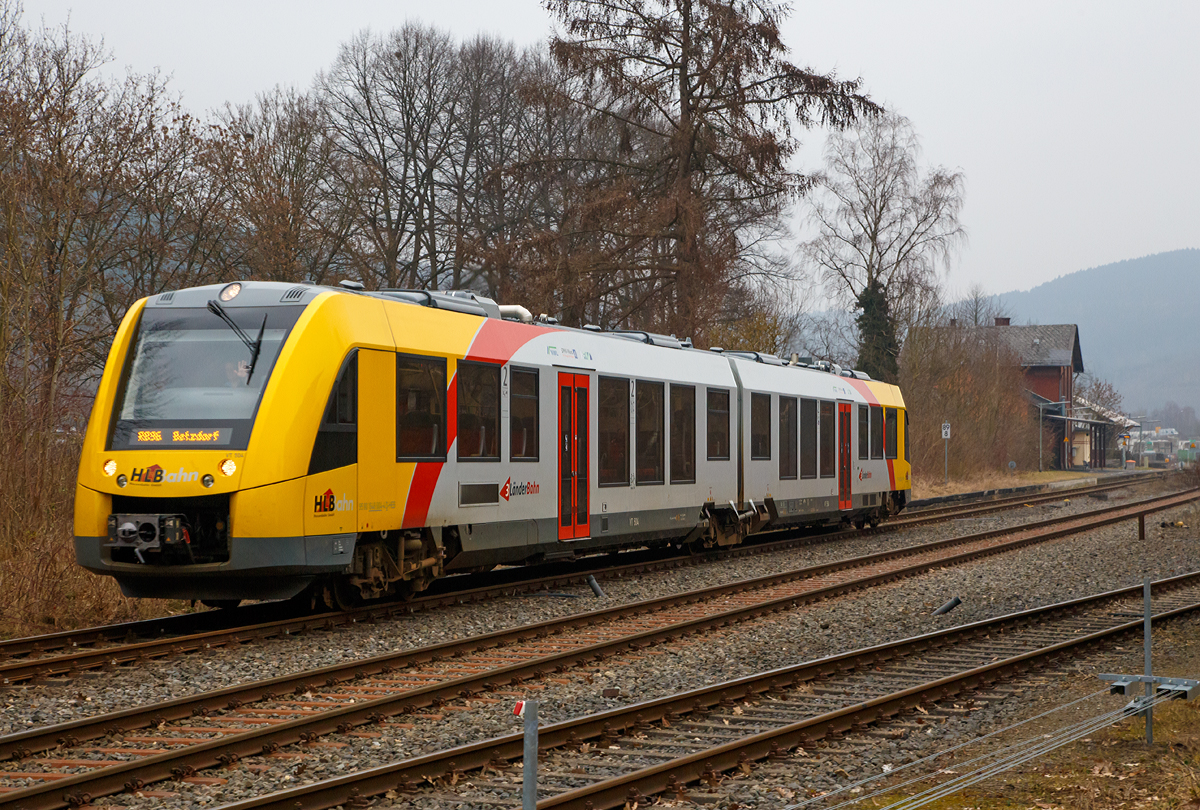 
Ein trüber Nachmittag, der VT 504 ein Alstom Coradia LINT 41 der neuen Generation (95 80 1648 104-5 D-HEB / 95 80 1648 604-4 D-HEB) der HLB (Hessische Landesbahn GmbH) fährt am 10.02.2017, als RB 96  Hellertalbahn  (Neunkirchen - Herdorf - Betzdorf), Umlauf 61772, vom Bahnhof Herdorf weiter in Richtung Betzdorf. 

Einen lieben Gruß an den freundlichen Tf zurück.