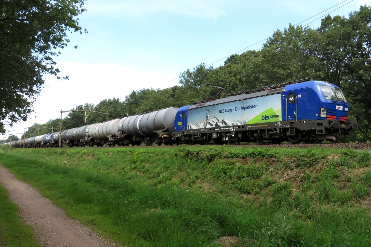 Ein umgeleiteter Kesselwagenzug mit BLS 193 496 passiert am 19 Juli 2020 Tilburg Oude warande.