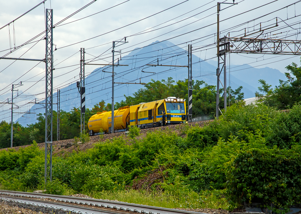 
Ein Unkrautspritzzug der italienischen Unterhaltungsfirma Geosintesi S.p.A. am 05.08.2019 in Domodossola auf der Bahnstrecke Domodossola–Mailand (RFI 23) im Einsatz.

Der Spritzzug besteht aus dem Arbeitsfahrzeug mit der UIC-Nummer 300 006-8 IT-RFI und zwei angehangenen Kesselwagen.

Im Vordergrund verläuft die eingleisige Bahnstrecke Domodossola-Novara  (RFI 14).
