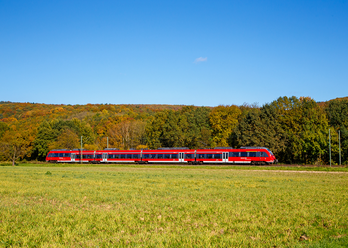 
Ein vierteiliger Bombardier Talent 2 der DB Regio als SE 40 Mittelhessen-Express ( Dillenburg - Gießen - Frankfurt Hbf) fährt am 14.10.2017 in Richtung Gießen, hier zwischen Edingen und Katzenfurt.
 