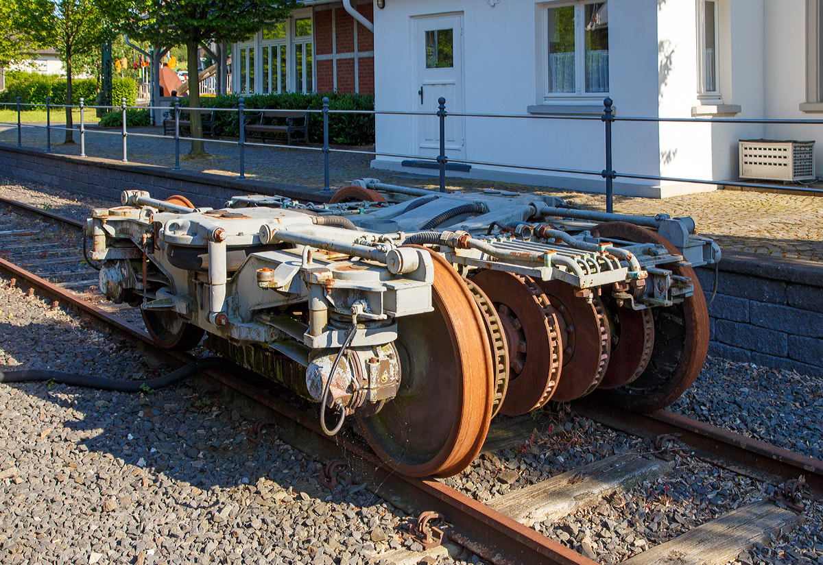 Ein Wagon Union WU 92 Prototyp Drehgestell als Denkmal beim alten Bahnhof Deuz (heute Netphen-Deuz) am 19.06.2019. Gebaut wurde es 1992 von dem Werk Siegen der ABB Henschel Wagon Union GmbH unter der Fabriknummer 156 002. Gedacht und auch erprobt  war es fr den ICE 2, die Wagon Union hatte bereits die Drehgestelle MD 530 fr die Serienfahrzeuge des Typs ICE 1, kam aber beim ICE 2 nicht zum Zuge.

Fr den ICE 2 wurde eine ICE 1-Einheit mit Drehgestellen verschiedener Hersteller ausgerstet. Darunter zhlte auch das zur Minden-Deutz-Familie gehrende Drehgestell der Bauart WU 92. Den Zuschlag fr die Serienfertigung erhielt jedoch nicht Waggon Union mit dem Minden-Deutz-Drehgestell, sondern Simmering-Graz-Pauker mit dem Drehgestell SGP 400. Ausschlaggebend fr diese Entscheidung war das Vorhandensein einer Luftfederung beim SGP 400. Spter erhielt auch der ICE 3 SGP-Drehgestelle der Bauart SGP 500, die fr die DB-Baureihe 407 nochmals weiterentwickelt wurden.

Nach der Bahnreform bestellte die Deutsche Bahn AG anstelle von konventionellen Reisezugwagen vermehrt Triebzge und Doppelstockwagen. Die ab 1994 hergestellten Doppelstockwagen wurden nicht mit Minden-Deutz-Drehgestellen, sondern mit Drehgestellen der Bauart Grlitz ausgestattet, die nach der Wiedervereinigung wieder verfgbar war. Bedarf an Minden-Deutz-Drehgestellen, die nicht mit Niederflurtechnik kompatibel waren, bestand nicht mehr. Waggon Union wurde 1990 von ABB Henschel aufgekauft, welches wiederum erst in Adtranz und anschlieend in Bombardier Transportation aufging. Bombardier betreibt aber das ehemalige Drehgestell-Werk der Waggon Union in Siegen bis heute und stellt dort unter anderem FlexCompact-Drehgestelle fr Bombardier Talent 2-Triebzge sowie im Auftrag von Siemens die Drehgestelle des ICE 4 her.
