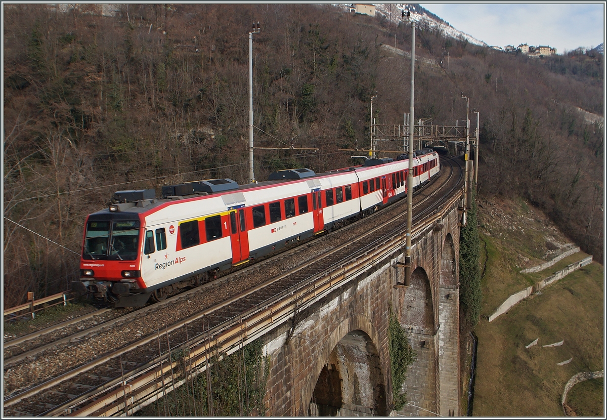 Ein Walliser Domino als IR von Brig auf dem Weg nach Domodossola kurz vor Preglia.
27. Jan. 2015