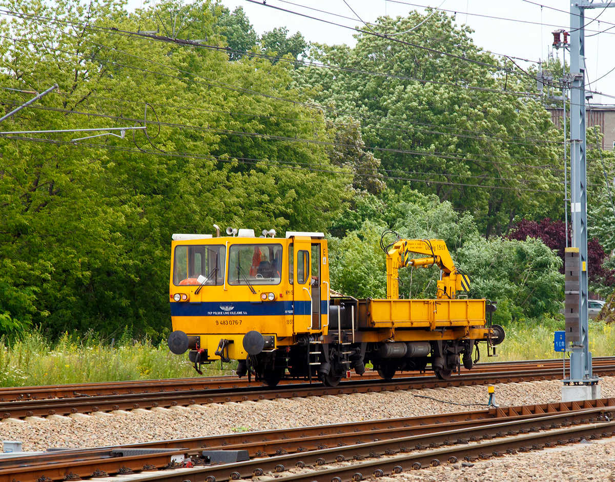 
Ein ZNTK Stargard WM-15  (9 483 076-7), ein Gleiskraftwagen der PKP Polskie Linie Kolejowe S.A. (PKP PLK) hat am 26.06.2017 gerade den Bahnhof Warszawa Gdańskain (in Warschau) durchfahren. 

Der WM-15A hat eine nach zwei Seiten kippbare Ladeplattform in der Abmessung 6.100 mm x 2.600 mm, mit  8 m Fassungsvermgen bzw. fr 15 t Nutzlast. Er ist mit einem hydraulischen Kran mit einer Tragkraft von bis zu 1,5 t ausgestattet. 
Von den Fahrzeugen wurden zwischen 1977 bis 1998 von ZNTK Stargard (Zakłady Naprawcze Taboru Kolejowego in Stargard in Pommern) 555 Fahrzeuge gebaut. 

TECHNISCHE DATEN: 
Spurweite: 1.435 mm 
Anzahl der Achsen: 2 
Lnge ber Puffer: 12 450 mm
Breite: 2. 800 mm
Hhe: 3.360 mm
Achsabstand: 5.850 mm
Raddurchmesser (neu):  920 mm
Dienstgewicht : 20 t
Motor: WSK Mielec 6-Zylinder-Dieselmotor vom Typ SW680 / 123
Nennleistung: 147 kW (200 PS)
Hchstgeschwindigkeit:  80 km/h
Bremsanlage: Oerlikon