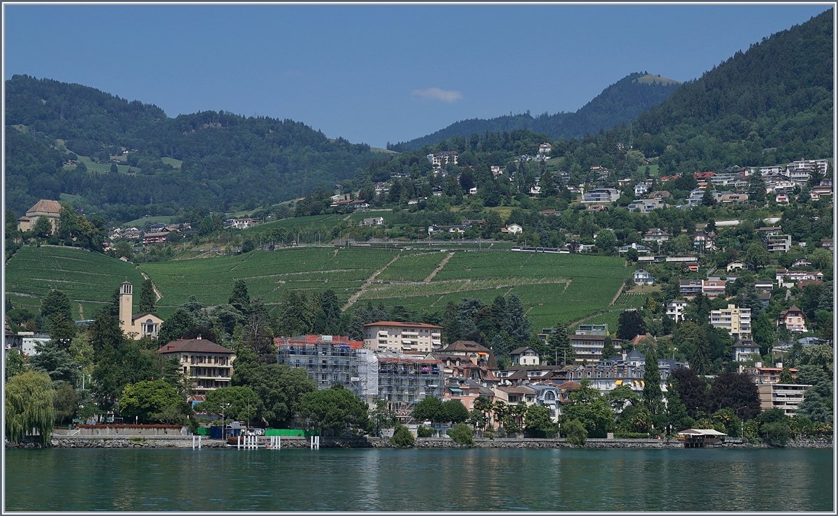 Ein Zug-Such-Bild: Vom Schiff auf gemacht zeigt dies Bild eine Blick auf Clarens und Montreux und einen MVR GTW  ABeh 2/6 kurz vor der Haltstelle Châtelard VD.
24. Juli 2018