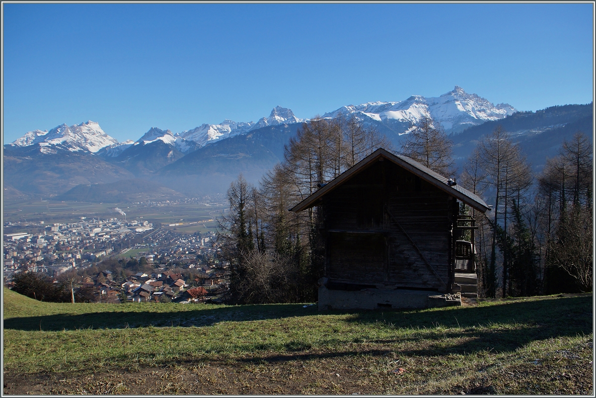 Ein Zugsuchbild für Fortgeschrittene: Unten im Tal erreicht ein Walliser-Domino als Regionalzug 6124 in Kürze Monthey. 
7. Jan. 2015