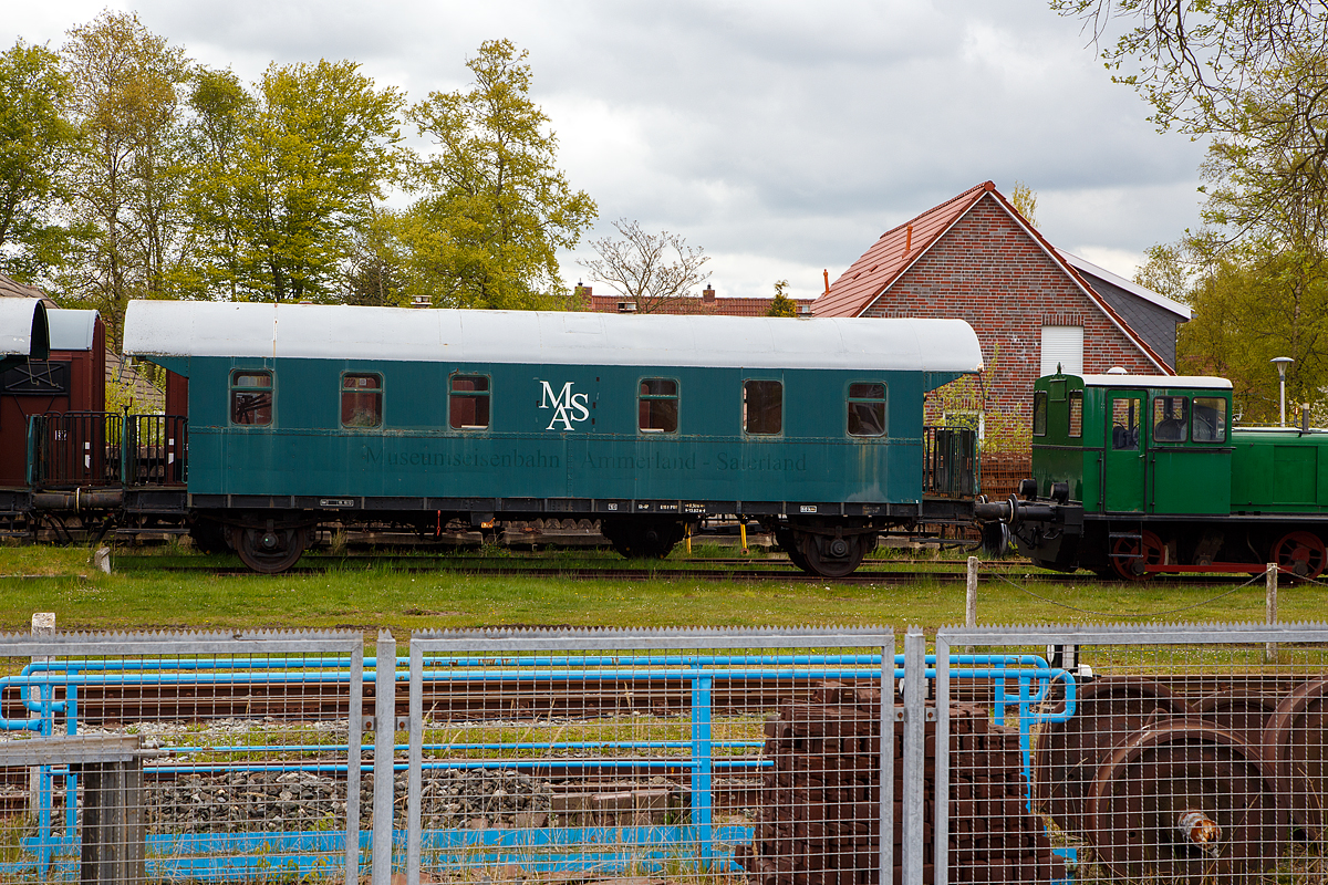 Ein zweiachsiger Personenwagen (Donnerbüchse, ehemaliger zweiachsigen Einheits-Personenwagen der Deutschen Reichsbahn), ex MAS - Museumseisenbahn Ammerland-Saterland e.V., am 01.05.2022 auf dem Museumsareal der MKO - Museumseisenbahn Küstenbahn Ostfriesland e. V. in Norden, gleich neben dem Bahnhof Norden.