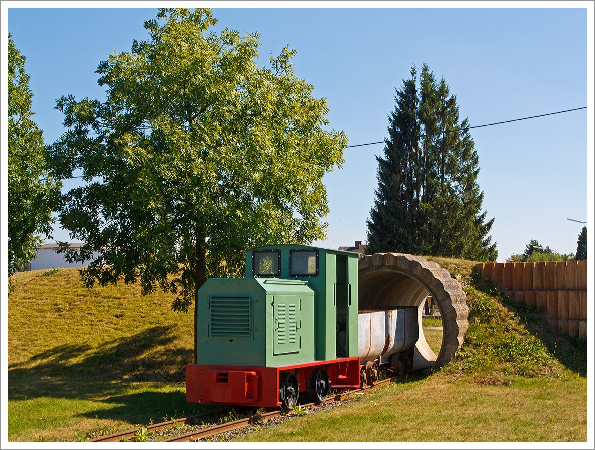 Eine andere Ansicht von der DIEMA-Feldbahnlok DS 30 (Fabriknummer 1593) In Siershahn (Westerwald) am 05.09.2013 als Denkmal im Verkehrskreisel.