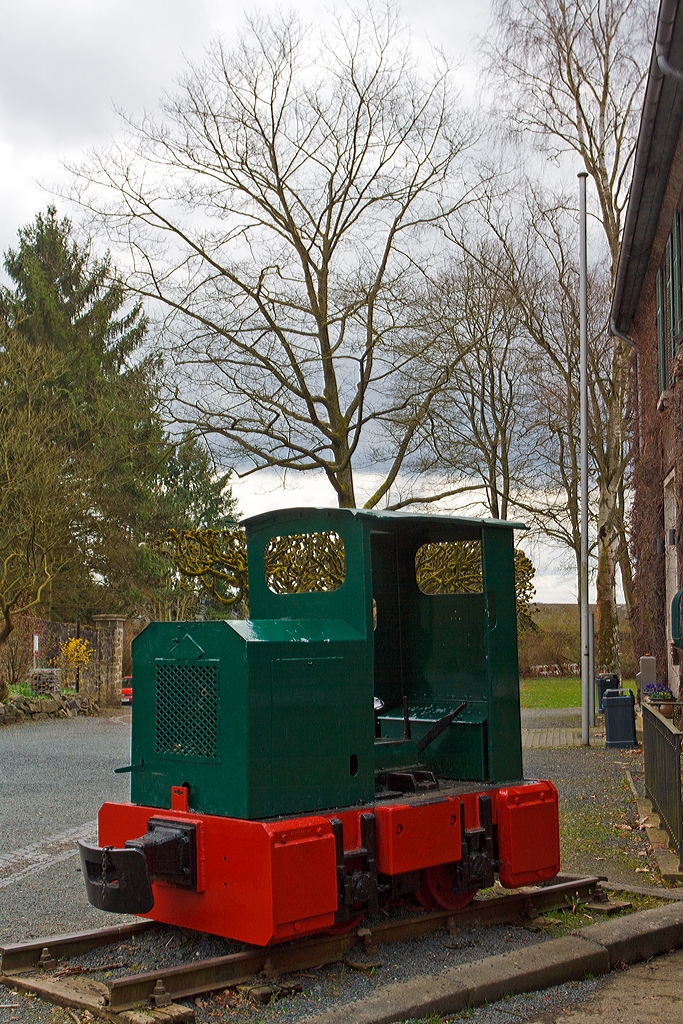 
Eine andere Ansicht von der kleinen O&K MV0A Feldbahn-Denkmallok am 23.03.2014 beim Museum Villa Grün in Dillenburg. 

Die Feldbahnlok vom Typ MV0A wurde 1956 bei der Orenstein & Koppel AG im Werk Dortmund-Dorstfeld unter der Fabriknummer 25680 und an die Burger Eisenwerke GmbH in Burg/Dillkreis geliefert, Anfang der 70er-Jahre ging sie dann zur Buderus AG ins Werk Niederscheld bei Dillenburg. 

Technische Daten: 
Hersteller:  Orenstein & Koppel AG, Dortmund-Dorstfeld
Bezeichnung:  MV0a 
Fabrik-Nummer: 25 680
Bauart:  B dm
Gewicht:  3,5 t
Spurweite:  750 mm
Leistung:  20 PS
Geschwindigkeit: 5 - 10 km/h