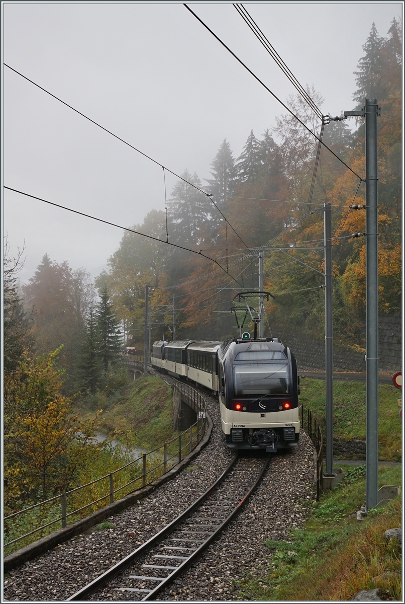 Eine eher ungewöhnliche Komposition, hier als Nachschuss, ist bei Sendy-Sollard auf dem Weg nach Montreux. Neben der führenden MOB Ge 4/4 8001 hilft der  Alpina2 Be 4/4 9002 am Schluss des kurzen Zuges.

23. Oktober 2020