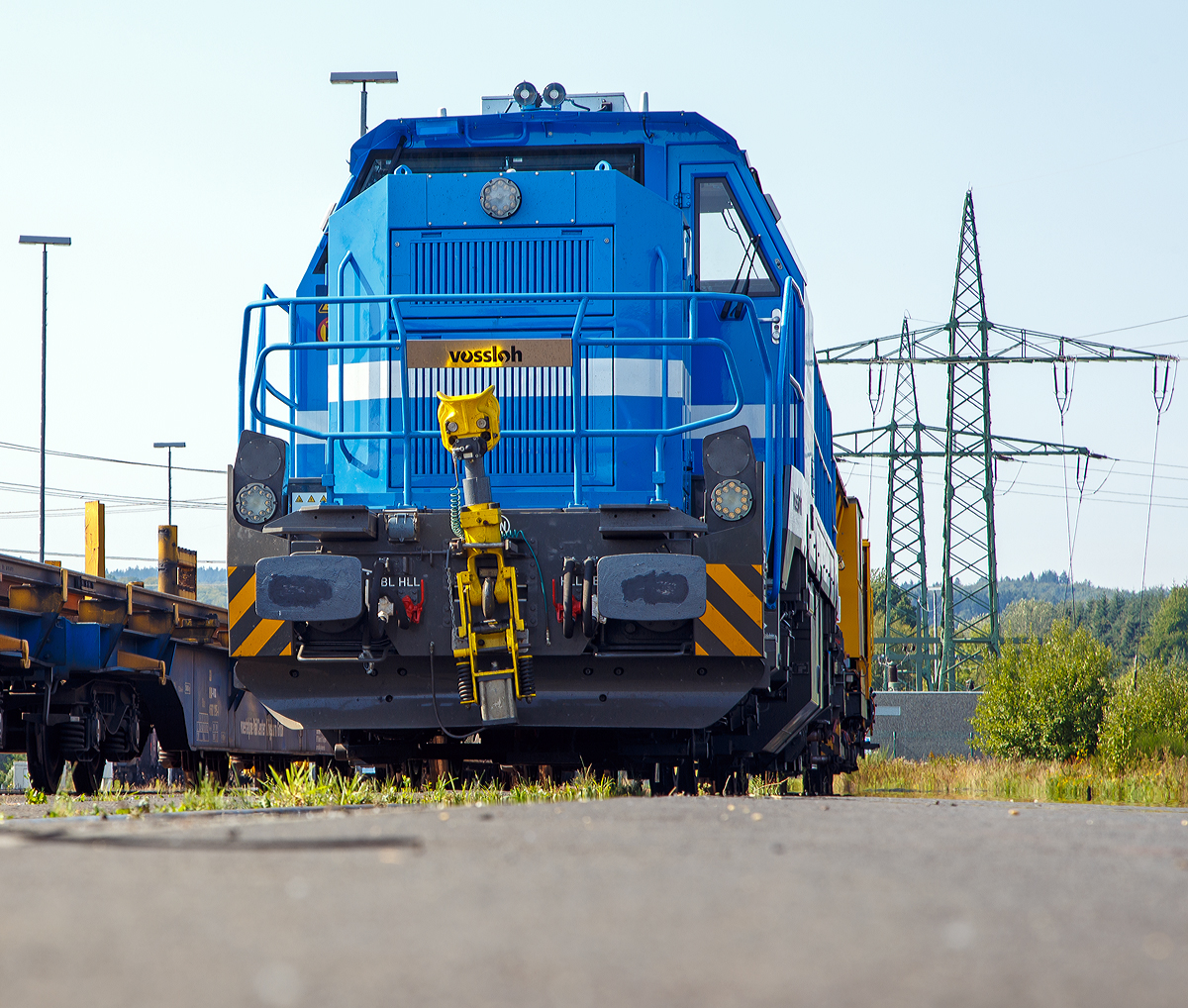 
Eine etwas andere Ansicht........
Die an die SLG Spitzke Logistik GmbH vermietete und der Vossloh Locomotives GmbH gehörende G 12 - SP - 012 (92 80 4120 001-7 D-VL) im am 12.09.2015, mit einem  Schienenwechselzug (Schienenwechselsystem) „Railer 3000“ von Vossloh Rail Service, beim ICE-Bahnhof Montabaur abgestellt. 