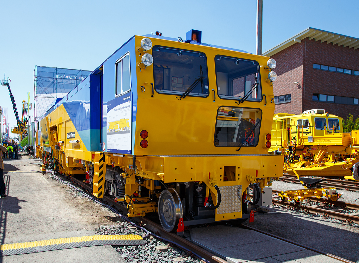 
Eine Gleis-Stopfmaschine für Japan (JR Tokai), die Plasser & Theurer kontinuierliche 2-Schwellen-Stopfmaschine 09-2X/SH (mit schallisolierter Split-Head-Technologie), präsentiert auf der iaf 2017 in Münster (am 01.06.2017). 

Die Maschine wurde 2017 von Plasser & Theurer in Linz unter der Maschinen Nr. 6300 gebaut. 

TECHNISCHE DATEN: 
Spurweite: 1.435 mm 
Anzahl der Achsen: 8
Länge über Puffer:  25.050 mm
Eigengewicht: 92.000 kg
Leistung: ca. 370 kW 
Kleister befahrbarer Gleisbogen: R = 80 m 
Höchstgeschwindigkeit: 70 km
