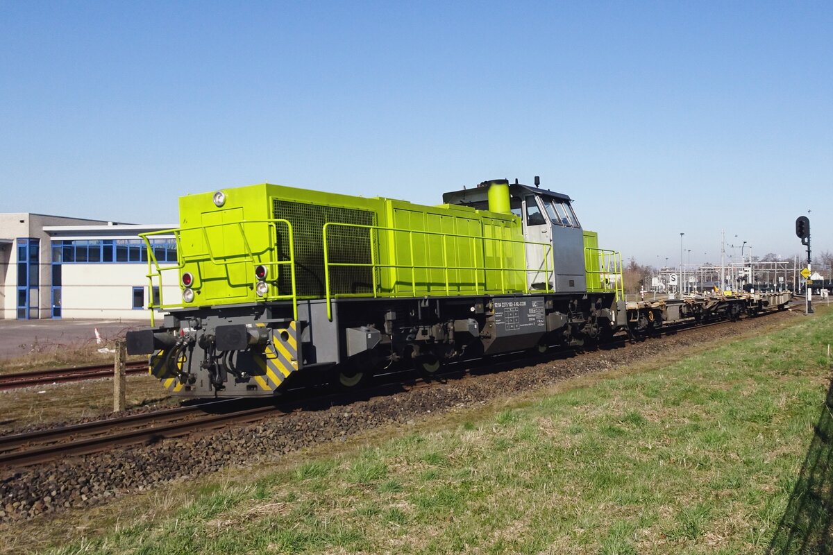 Eine halbe Stünde nach Einfahrt in Venlo verlässt CapTrain 1375 mit zwei schadwagen venlo auf den Weg nach Sittard am 4 März 2022.