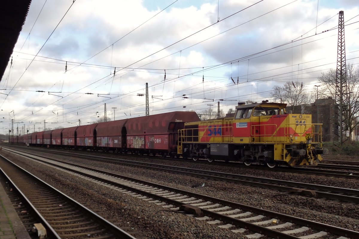 Eine halbe Stunde nach deren Solofahrt kehrt ex-EH 544 mit ein Kohlezug zurück in Oberhausen Osterfeld Süd am 28 Dezember 2017.