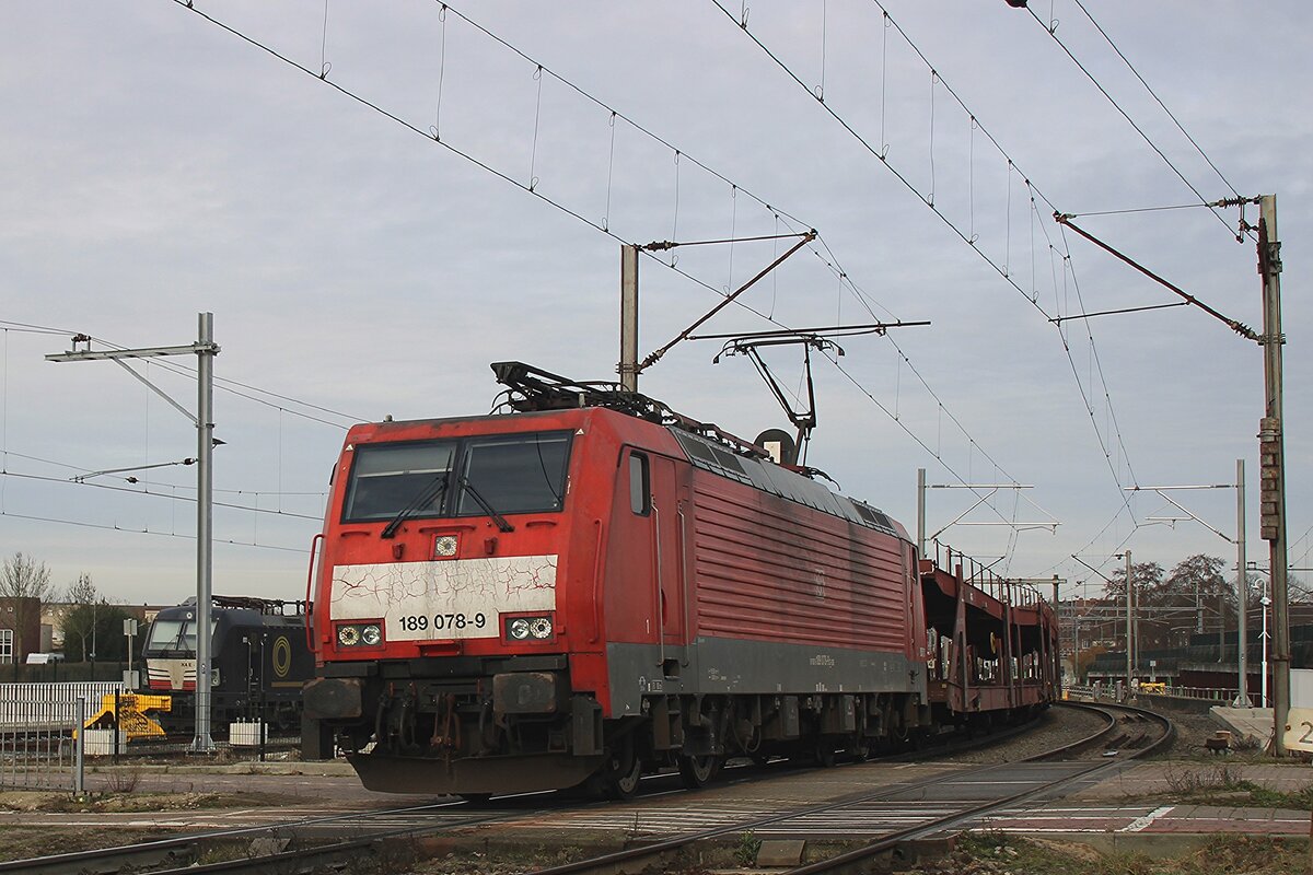 Eine der Letzten! Weil der FORD Fabrik in Dillingen schliessen soll, sind auch die FORD-Züge Vergangenheit und am 20 Dezember 2025 zieht 189 078 ein LGAG (Leergarnitur Autoganzzug) durch Venlo VIerpaardjes ins Deutschland.