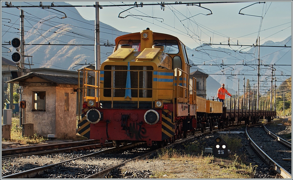 Eine mir unbekannte Lok dieselte mir im Gegenlicht in Domodossola vor die Linse. 
26.10.2015