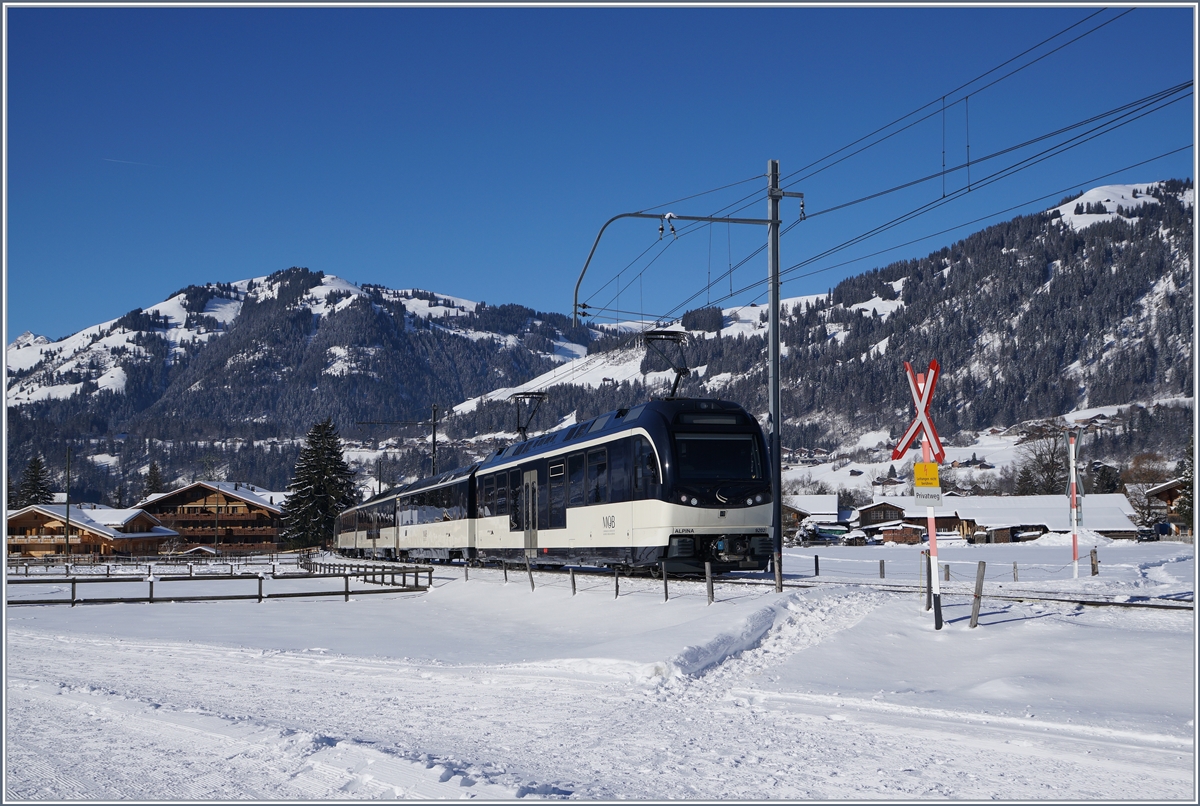 Eine MOB-Alpina Komposition mit den beiden Triebwagen ABe 4/4 9301 und Be 4/4 9202 auf Probefahrt kurz nach Gstaad.
19. Jan. 2017