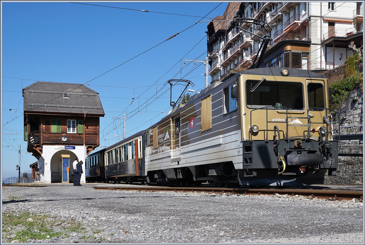 Eine MOB GDe 4/4 (Serie 6000) wartet mit ihrem MOB Belle Epoque in Chamby auf den Gegenzug.
27. März 2017