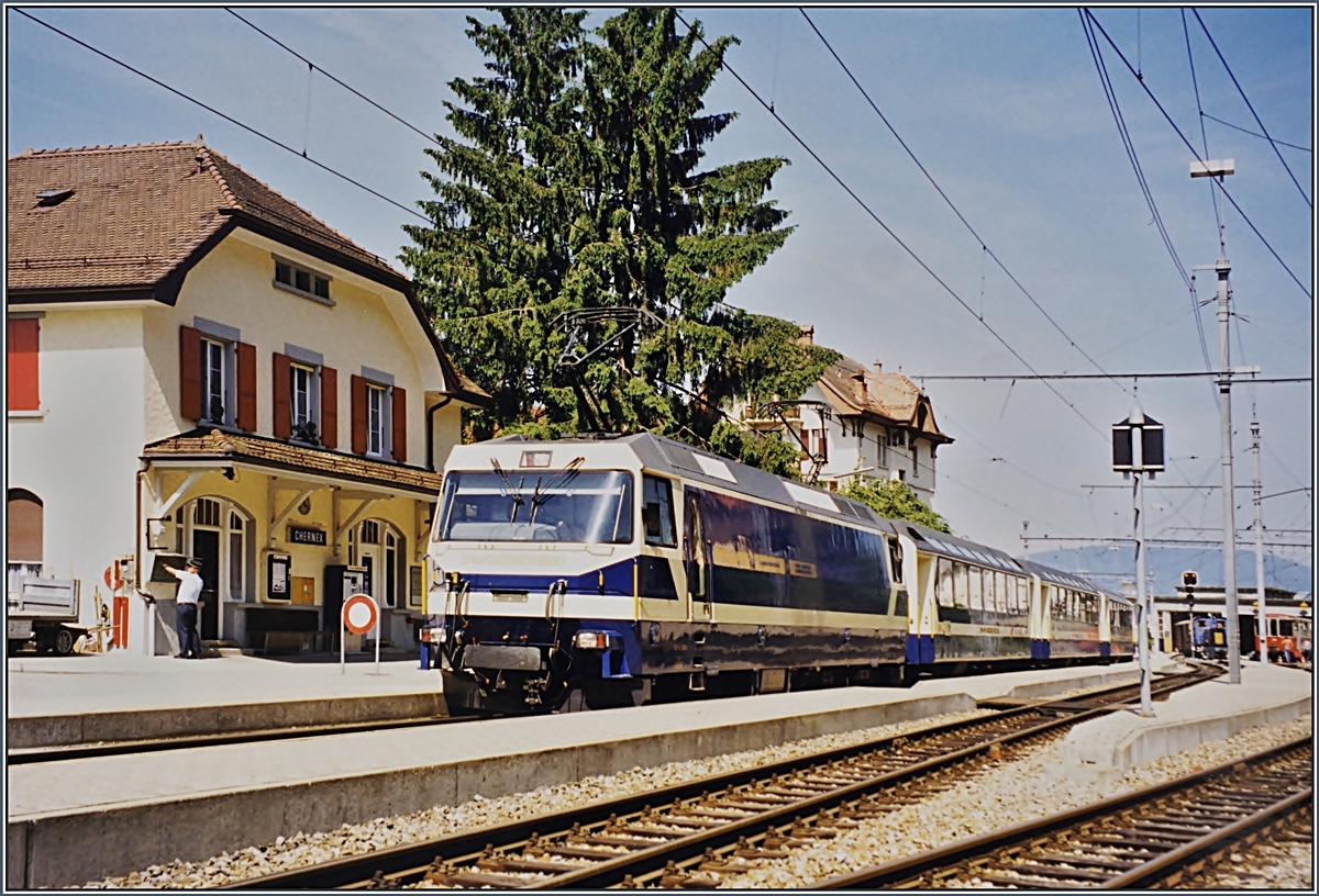 Eine MOB Ge 4/4 Serie 8000 mit ihrem Panoramic Express (alle in der Ursprungsfarbgebung) auf dem Weg von Montreux nach Zweisimmen beim Halt in Chernex.

September 1990