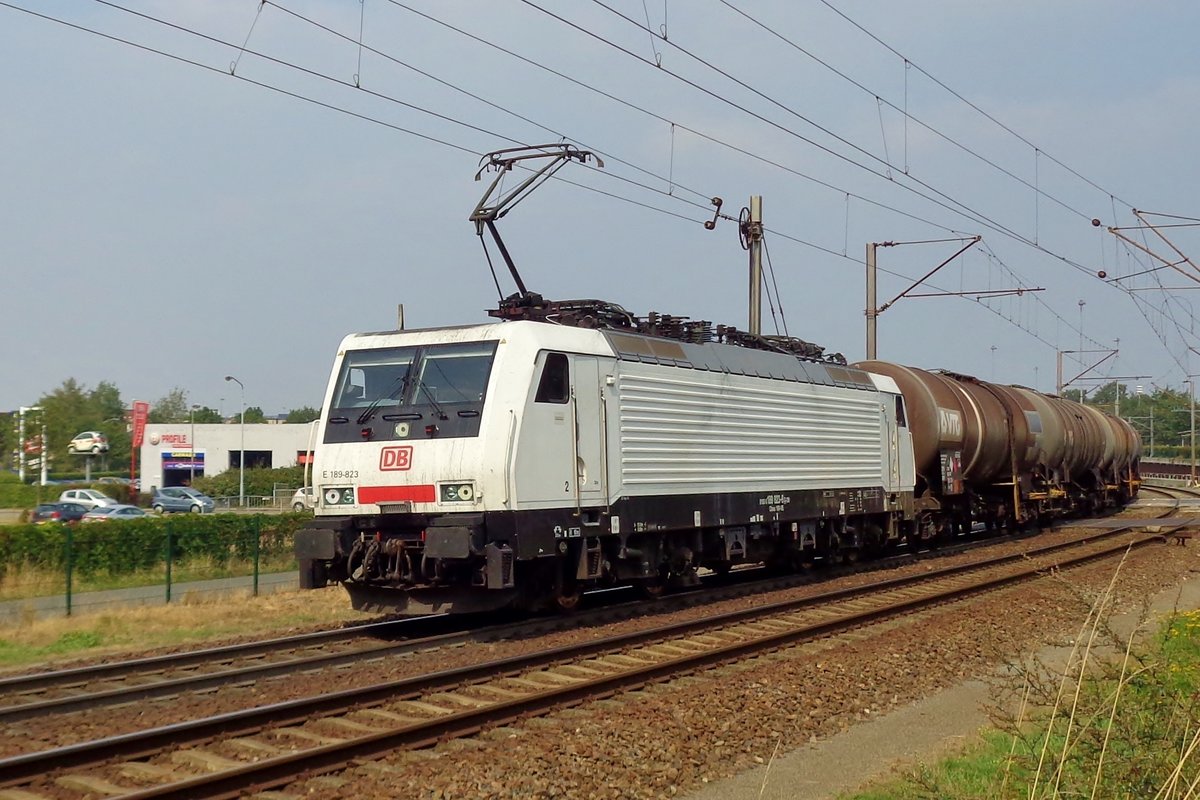 Eine neue Weisse Lok bei DM: 189 823 verlässt am 22 Augustus 2018 Venlo mit ein Kesselwagenzug. 