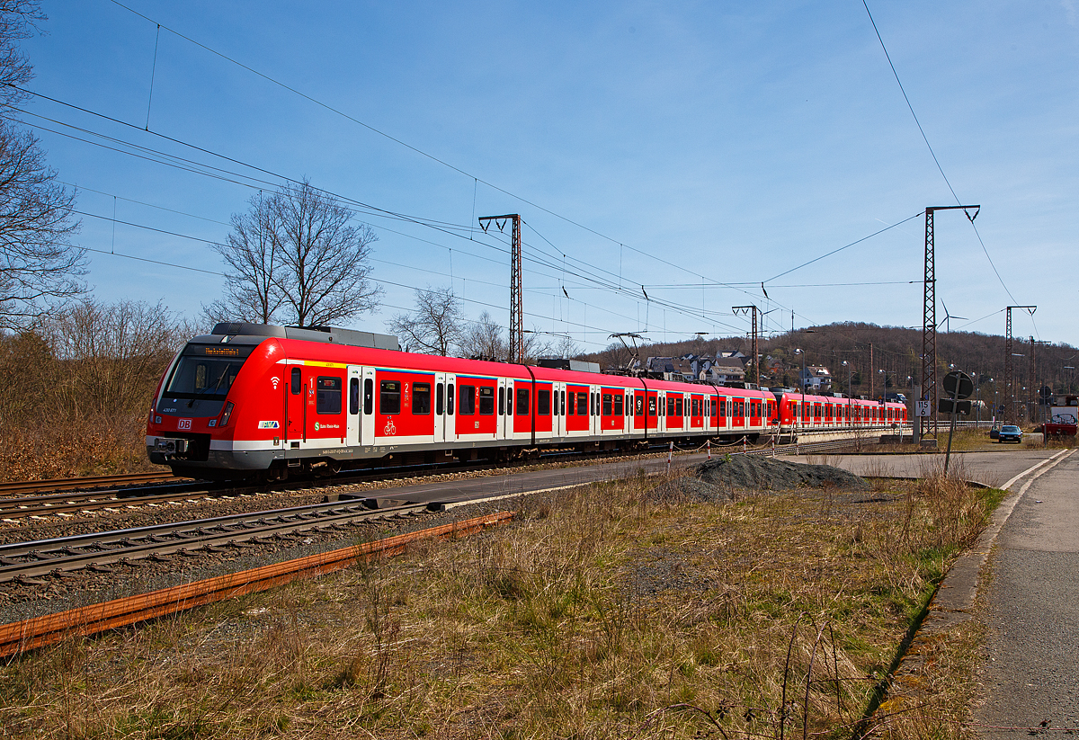 Eine S-Bahn auf Werkstattfahrt...
Zweigekuppelte 4-teilige Elektrotriebzüge der BR 430 / 431 der S-Bahn Rhein-Main fahren am 11.04.2022 auf Werkstattfahrt auf der Dillstrecke (KBS 445), durch Wilnsdorf-Rudersdorf in nördlicher Richtung. Vorne ist der ET 430 671 / 431 671 / 431 171 / 420 171, dahinter ist der ET 430 164 / 431 164 / 431 664 / 430 664. 

Beide Triebzüge wurden 2014 von der ALSTOM Transport Deutschland GmbH in Salzgitter gebaut. 