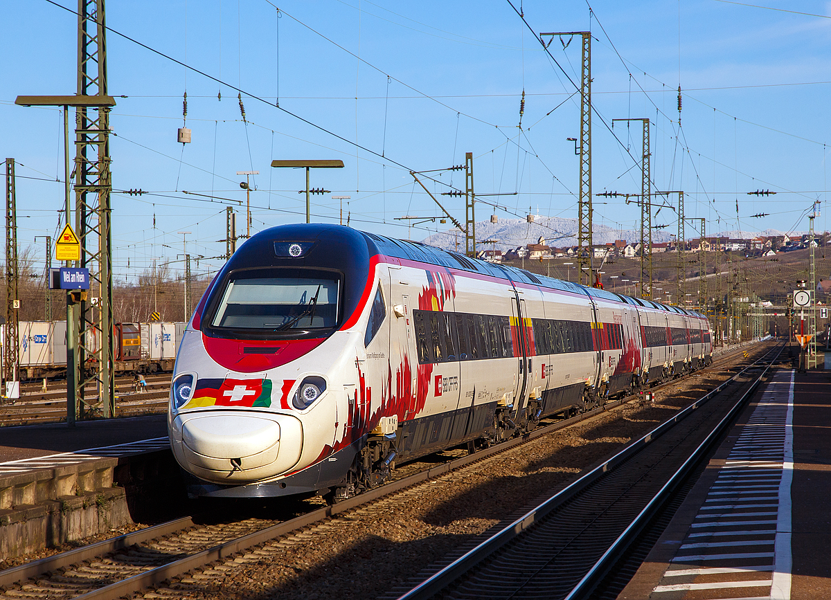 Eine sehr angenehme berraschung fuhr mir vor die Linse...
Der SBB RABe 503 022 „Johann Wolfgang von Goethe“  (NVR-Nr. 93 85 0 503 022-2 CH-SBB) im Drei-Lnder-Design bzw. Drei-Bahnen- Design (SBB / DB / FS) fhrt am 29.12.2017, als ECE 151 (Frankfurt - Basel – Lugano – Mailand), durch den Bahnhof Weil am Rhein in Richtung Basel. Weit im Hintergrund der schneebedeckte 1.165 m hohe Blauen (auch Hochblauen genannt), Hausberg des Markgrflerlands.

Seit dem Fahrplanwechsel zum 10. Dezember 2017 hat Frankfurt am Main, erstmals wieder nach ber zehn Jahren einen Direktzug nach Mailand. Doch es ist kein ICE der Deutschen Bahn der die Verbindung ermglicht, sondern ein Hochgeschwindigkeitszug der SBB der ETR 610 (italienisch: ElettroTreno Rapido).  Der Frankfurt-Mailand-Express wird von der SBB nur als Verlngerung der Verbindung Mailand–Basel bis Frankfurt realisiert.

Fr Deutschlands Schienennetz wurde dafr sogar eine neue Zuggattung aus der Taufe gehoben: der Euro-City-Express (ECE).

Der ETR 610 (SBB-Bezeichnung RABe 503) ist die Drei-System-Variante des ETR 600 fr den Personenverkehr der Schweizerischen Bundesbahnen zwischen der Schweiz und Italien, sowie nun auch Deutschland. Der Hochgeschwindigkeitszug wird von Alstom in Italien gebaut. Das Design stammt vom dem italienischen Stardesigner Giorgio Giugiaro.

Vier der sieben Wagen eines Zuges werden angetrieben. Der Zug fhrt bis zu 250 Kilometer pro Stunde.

Wegen des Ltschberg- und Gotthard-Basistunnels waren verschiedene behrdliche Auflagen zu erfllen. So sind die Zge mit Rauchmeldern ausgerstet und der Zug weist eine Notlauffhigkeit von 15 Minuten auf, die Traktionsausrstung muss also 15 Minuten nach einem Brandausbruch funktionsfhig bleiben. 

Die Zge der 2. und 3. Serie sind gegenber der ersten Serie optimiert und von Beginn weg fr den Einsatz im Gotthard-Basistunnel eingerichtet. Die Auslieferung begann 2014, bis Anfang Mrz 2015 war bereits die Hlfte der Zge im Betriebseinsatz.

TECHNISCHE DATEN:
Einsatzland:  Italien, Schweiz, Deutschland
Hersteller:	Alstom
Anzahl der Zge:14 Zge (1.Serie), 8 (2.Serie) und 4 (3.Serie)
Baujahre:	2005 - 2017
Spurweite:	1.435 mm 
Achsformel: (1A)'(A1)' + (1A)'(A1)' + 2'2' + 2'2' + 2'2 + (1A)'(A1)' + (1A)'(A1)'
Lnge ber Kupplung:  187,4 m
Leergewicht:  450 t
Hchstgeschwindigkeit: 250 km/h
Anzahl der Fahrmotoren: 8
Antriebsleistung des Zuges:	5.500 kW
Beschleunigung des Zuges:	0,48 m/s
Anfahrzugkraft:	228 kN
Neigetechnik: bis zu 8 
Kleinster befahrbarer Gleisbogenhalbmesser: 250 m
Stromsysteme:	3 kV Gleichstrom, 25 kV 50 Hz Wechselstrom und 15 kV 16,7 Hz Wechselstrom
Stromabnehmerausrstung: zwei 3/1,5 kV DC-SA mit 1.950 mm Breite auf den Wagen 4 und 5 fr das Netz RFI (Italien), zwei 15 kV 16,7 Hz AC-SA mit 1.950 mm Breite fr das Netz DB auf den Wagen 3 und 6 und zwei 15 kV / 25 kV 16,7 bzw. 50 Hz AC-SA mit 1.450 mm Breite fr das Netz SBB und Italien auf den Wagen 4 und 5
