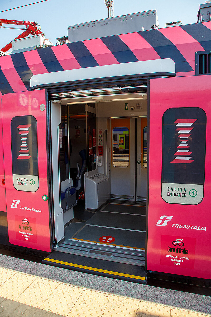 Eine der Türbereiche von dem Trenitalia „pop“ ETR 104 078, ein vierteiliger Alstom Coradia Stream, am 21.07.2022 im Bahnhof La Spezia Centrale.