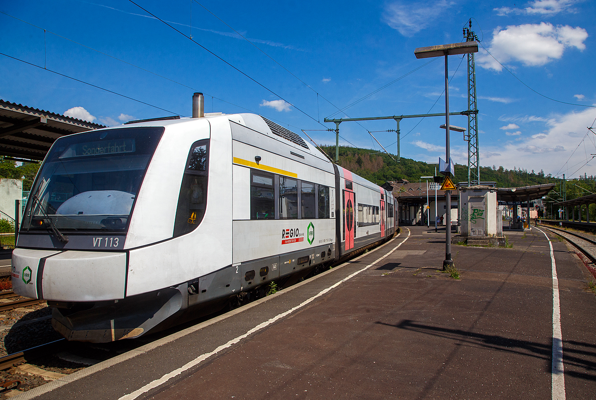 Eine Überraschung....
Der VT 113 (95 80 0609 113-5 D-REGIO) der Regiobahn Fahrbetriebsgesellschaft mbH (Mettmann), ex BOB VT113 Lenggries, ein Dieseltriebwagen vom Typ Integral S5D95, fährt am 03.06.2022 auf Sonderfahrt durch den Bahnhof Betzdorf (Sieg) in Richtung Siegen.  Nochmals einen lieben Gruß zurück an die nette Triebfahrzeugmannschaft. 

Der Integral wurde 1998 von der Integral Verkehrstechnik AG in Jenbach (Tirol) unter der Fabriknummer J3155-13 für die BOB gebaut. Im Juni 2020 ging er an die Regiobahn. Die Fahrzeuge sollen bis zur Elektrifizierung der Strecke der Regiobahn eingesetzt werden, die zum Fahrplanwechsel 2026 geplant ist.
