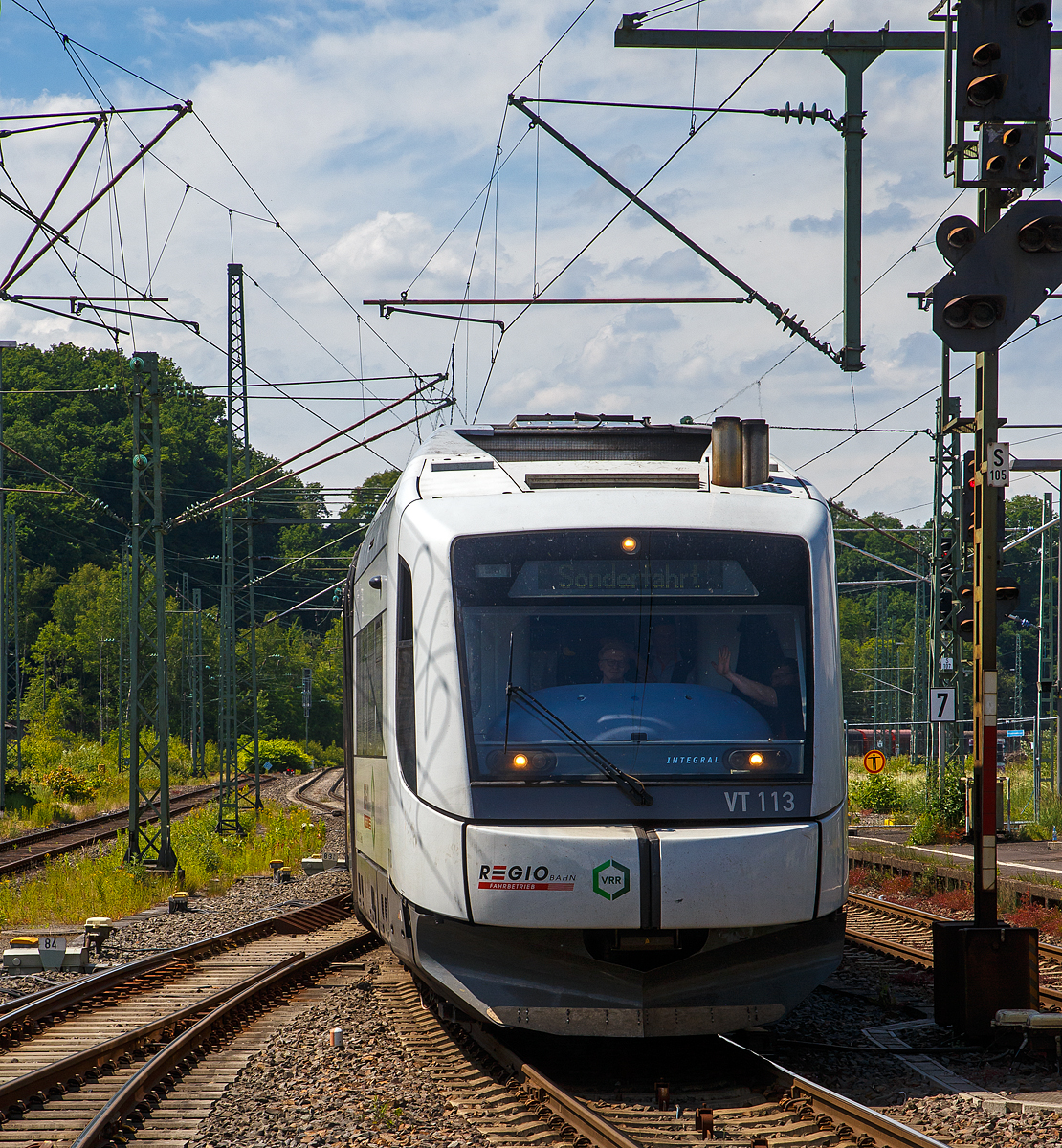 Eine Überraschung....
Der VT 113 (95 80 0609 113-5 D-REGIO) der Regiobahn Fahrbetriebsgesellschaft mbH (Mettmann), ex BOB VT113 Lenggries, ein Dieseltriebwagen vom Typ Integral S5D95, fährt am 03.06.2022 auf Sonderfahrt durch den Bahnhof Betzdorf (Sieg) in Richtung Siegen.  Nochmals einen lieben Gruß zurück an die nette Triebfahrzeugmannschaft. 

Der Integral wurde 1998 von der Integral Verkehrstechnik AG in Jenbach (Tirol) unter der Fabriknummer J3155-13 für die BOB gebaut. Im Juni 2020 ging er an die Regiobahn. Die Fahrzeuge sollen bis zur Elektrifizierung der Strecke der Regiobahn eingesetzt werden, die zum Fahrplanwechsel 2026 geplant ist.
