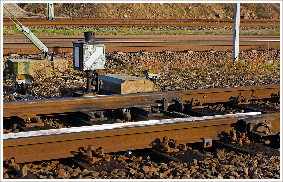 Eine Weichenlaterne der älteren Baufrom, aus der Zeit der Petroleumbeleuchtung, hier am 24.02.2014 an der Weiche 54 in Dillenburg.