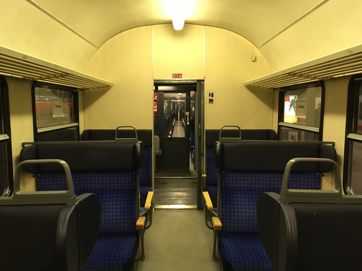 Eine der wenigen noch verbliebenen N - Wagen Leistungen auf der Strecke Stuttgart - Tübingen ist der Schnellläufer 3277 wo ich die Inneneinrichtung eines N - Wagens am 24.02.17 in Stuttgart Hbf fotografieren konnte.