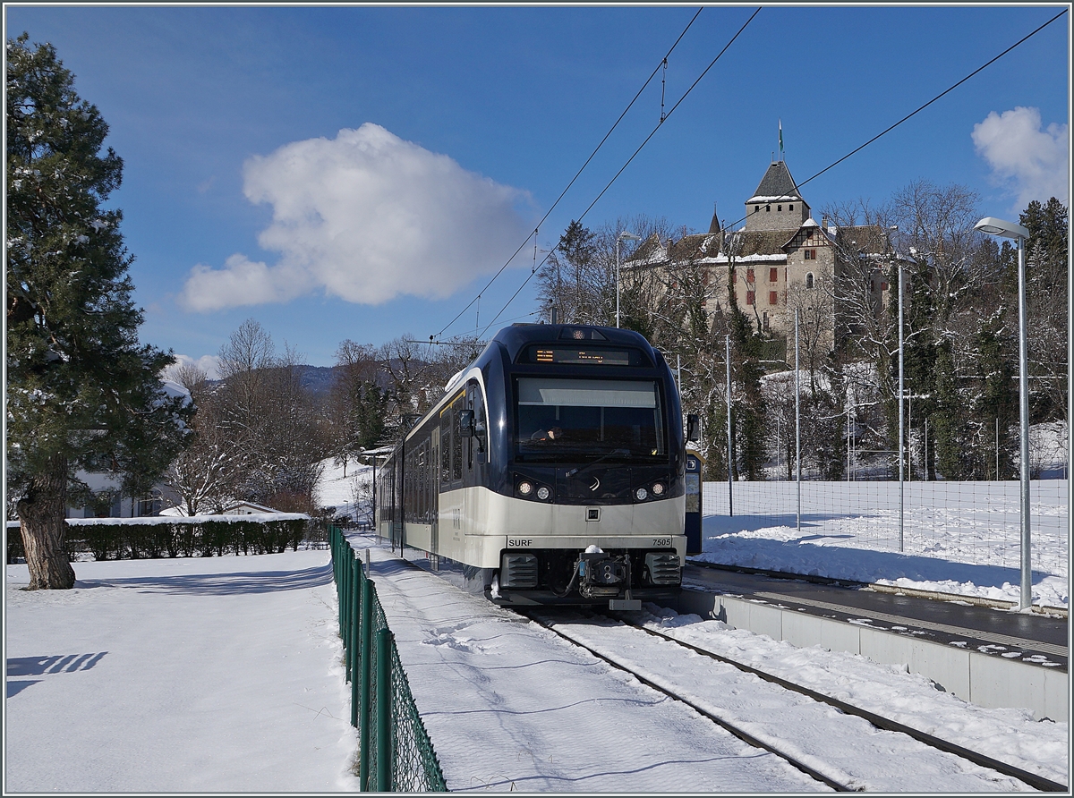 Einen Tag später stand ich erneut mit meinem Fotoapparat bei der Haltestelle von Château de Blonay und bei weit angenehmerem Wetter zeigt sich der CEV MVR SURF ABeh 2/6 7505 in der verschneiten Landschaft vor dem Hintergrund des Château de Blonay.

26. Jan. 2021