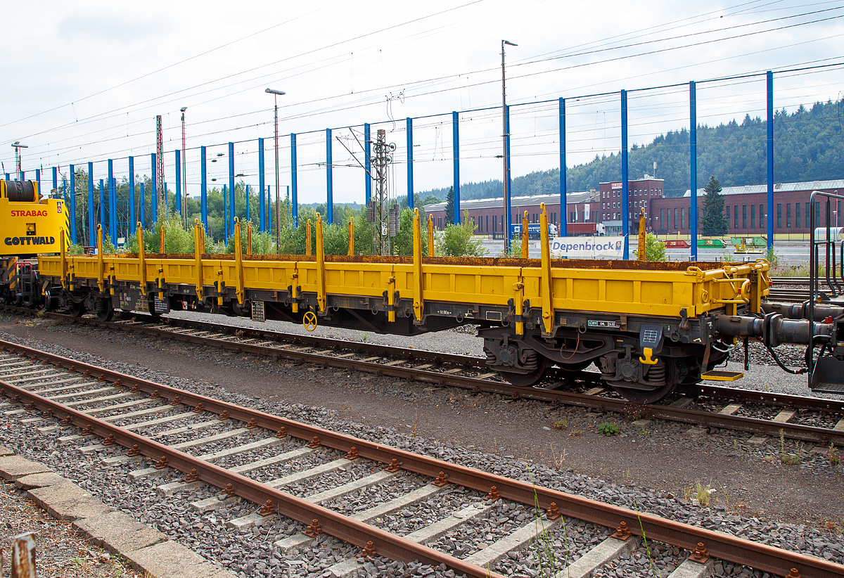 
Einer der beiden Kran Schutzwagen zum GOTTWALD Gleisbauschienenkran GS 80.08 TT der STRABAG, abgestellt am 17.09.2016 in Kreuztal, hier der 37 80 3999 129-4 D-BRS (Gattung Res) der BMTI Rail Service GmbH (Servicebetrieb der STRABAG SE). 

TECHNISCHE DATEN:
Spurweite: 1.435 mm
Anzahl der Achsen: 4 (in 2 Drehgestellen)
Drehzapfenabstand: 14.860 mm
Achsabstand im Drehgestell: 1.800 mm
Lnger ber Puffer: 19.900 mm
Lnge der Ladeflche: 17.920 mm
Raddurchmesser: 920mm (neu)
Eigengewicht: 26,5 t
Maximale Traglast: 53,5 t
Kleinster befahrbarer Radius: 75 m 
max. Geschwindigkeit: 100 km/h (beladen) / 120 km/h (leer)
Maximale Achslast: 20 t