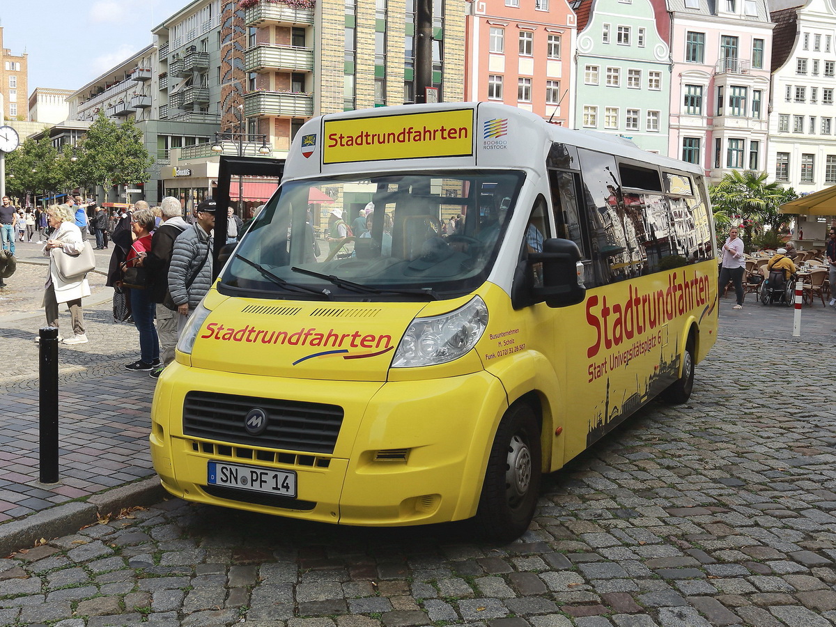 Einer der Stadtrundfahrten Kleinbusse in Rostock am 28.08.2018 nahe der Universität von Rostock.