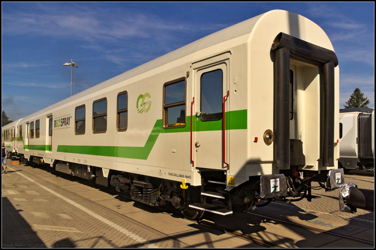 Einer von zwei Begleit- und Kontrollwagen des Unkrautvernichtungszugs des Unternehmens G&G Növényvédelmi és Kereskedelmi Kft. aus Ungarn. In den beiden Wagen sind Kontrolleinrichtungen zur effizienten und genauen Dosierung von Chemie untergebracht. Durch die Kontrolle soll der Einsatz von Chemikalien verringert werden. Gleichzeitig dienen sie auch als Aufenthaltswagen. Ausgestellt waren die beiden Wagen auf der InnoTrans 2018 in Berlin auf dem Freigelände (99 55 9395 014-1 H-GESG)