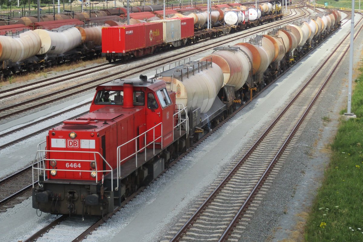 Einfahrt von 6464 mit Knickkesselwagenzug in Lage Zwaluwe am 18 Juli 2018.