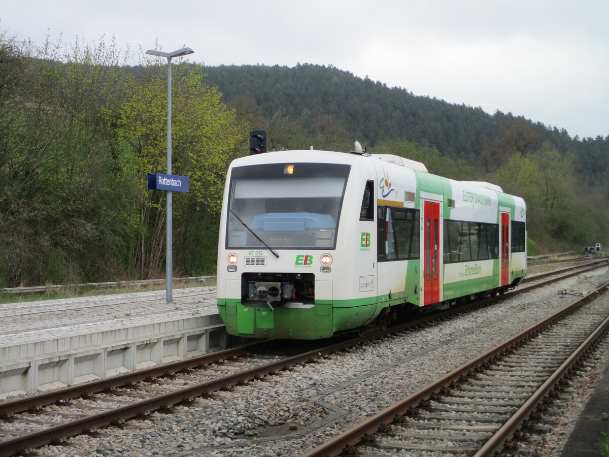 Einfahrt vom EIB VT012,als RB Saalfeld-Erfurt,am 25.April 2022,in Rottenbach.