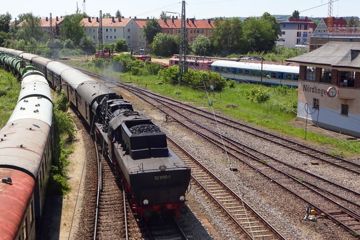 Einfahrt von der So0nderzug aus Nürnberg mit 52 8195 in Nördlingen am 1 Juni 2019.