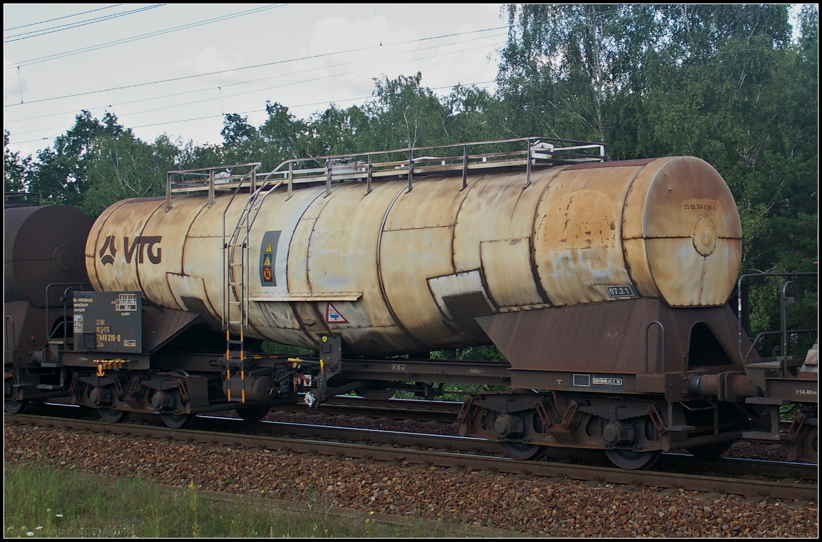 Eingereiht in einem Zug weiterer Knickkesselwagen war dieser vierachsige Drehgestell-Kesselwagen der Gattung Zas des Einstellers VTG, der am 23.04.2017 durch die Berliner Wuhlheide fuhr (33 RIV 80 D-VTG 7849 219-0 Zas)
