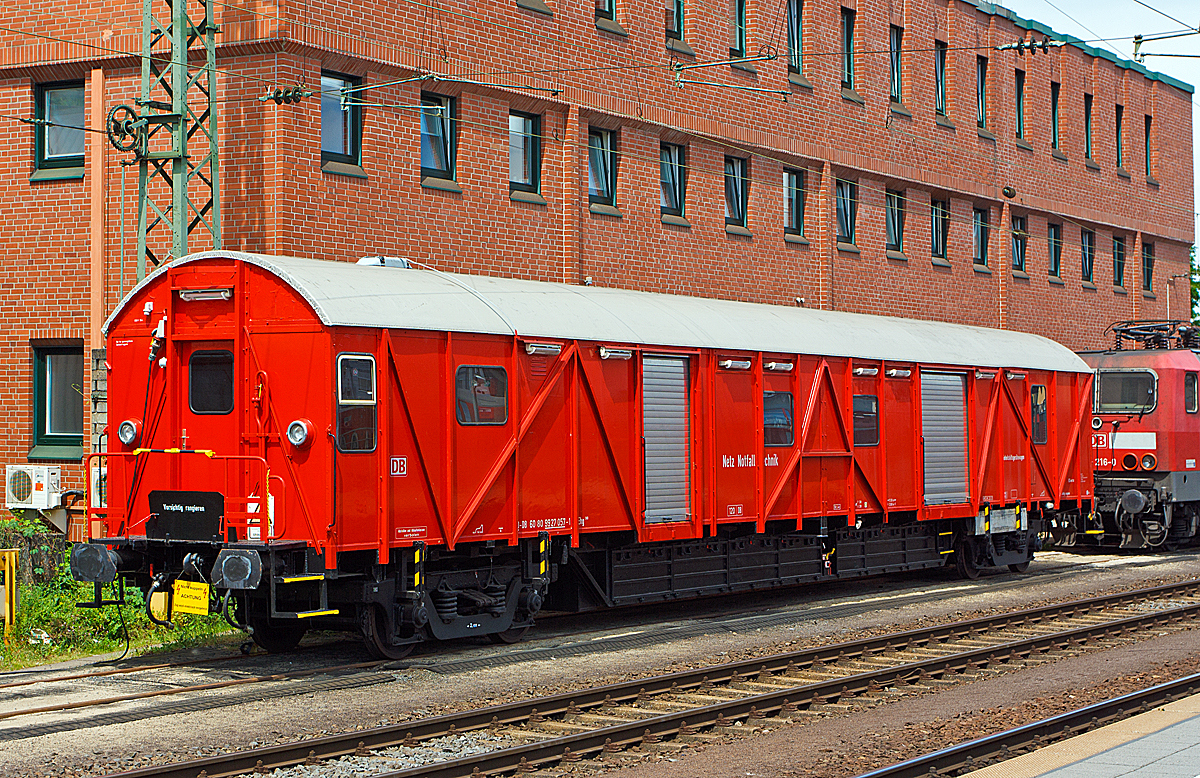 Einheitshilfsgertewagen D-DB 60 80 9927 057-1 der Gattung Ehg 388 , ex DB Ffm 5636, der DB Netze AG (DB Netz Nofalltechnik) abgestellt beim Hbf Koblenz am 25.05.2014. Er ist einer von 53 in Deutschland stationierten Wagen der Deutsche Bahn AG. Diese verfgen ber Hilfsmittel und Bahnspezifischen Ausrstungen zur Bewltigung von Unglcksfllen mit Zgen. Insbesondere verfgen sie ber Auffangbehlter, Dichtungsmaterialien, Bahnspezifische Armaturen und Hebe- und Zuggerte fr groe Lasten. Er ist dann mit einem Leiter und sechs Mitarbeitern besetzt.
Diese untersttzen vor Ort mit den im Wagen vorhandenen Gertschaften die Hilfskrfte vor Ort (Feuerwehr, THW)
Im Unglcksfall wid der Wagen ber das Notfallmanagement der DB AG angefordert.