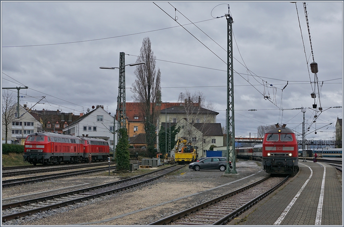 Einige V 218 in Lindau: Rechst die DB 218 420-8 und verdeckt die 218 498-4 mit dem EC 195, rechts warten die beiden DB 218 421-6 und 426-5 auf den erst abends (20:16) in Lindau Hbf abfahrenden EC 197.


15. März 2019