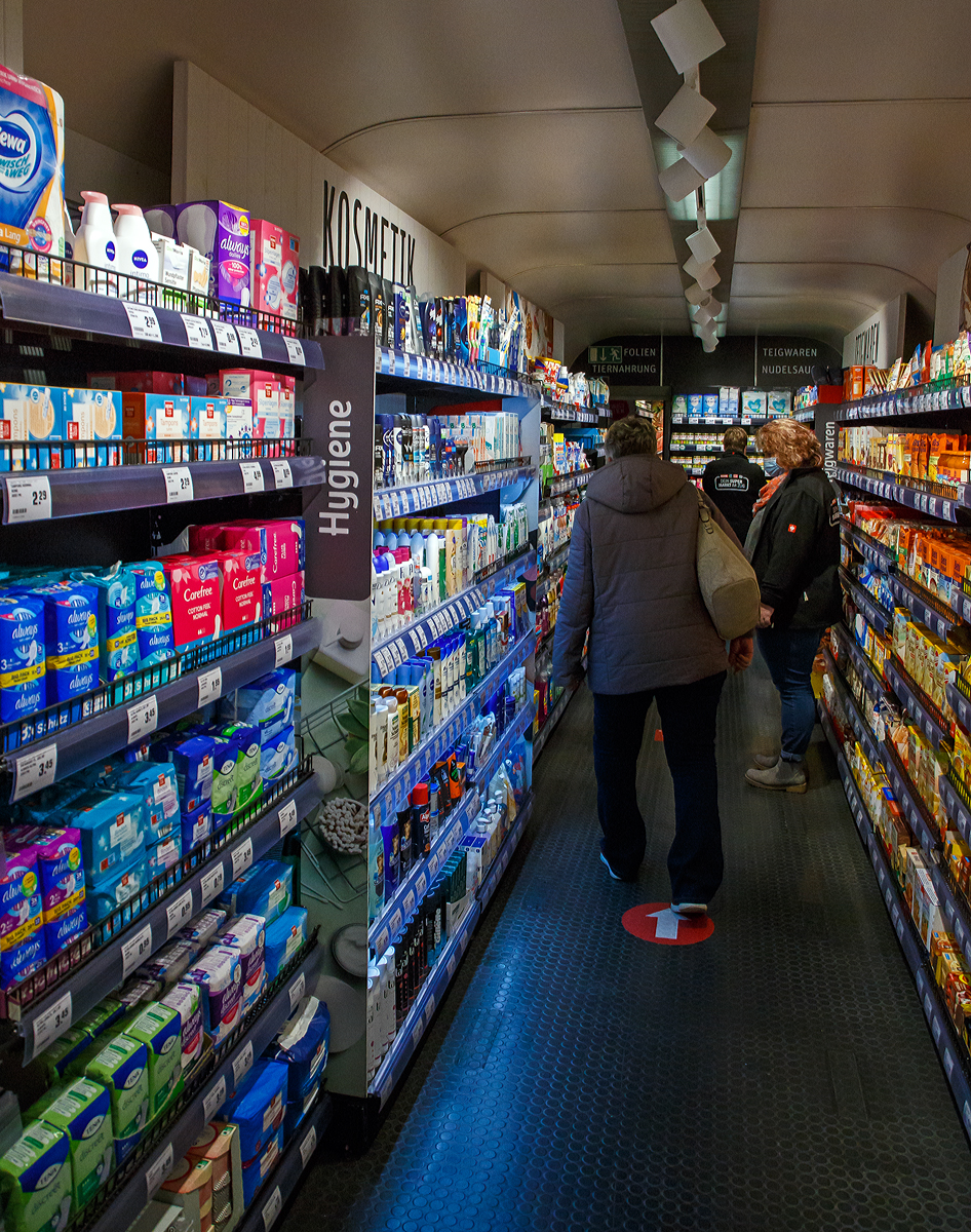 Einkaufen im Zug....
Am 12.11.2021 im REWE - Supermarkt-Zug im Bahnhof Gießen.