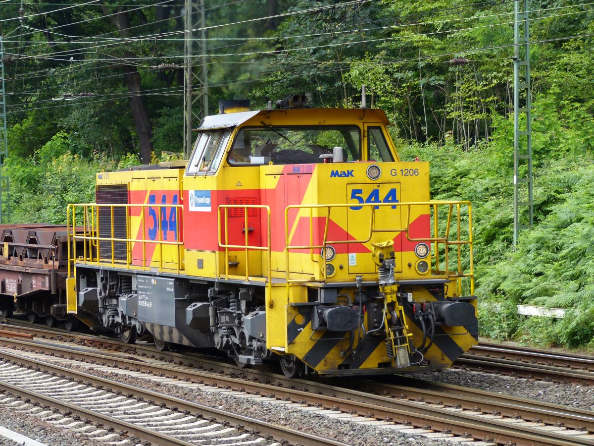 Eisenbahn und Hfen GmbH Diesellok 544 Abzweig Lotharstrasse, Forsthausweg, Duisburg 08-07-2016.

Eisenbahn und Hfen GmbH dieselloc 544 Abzweig Lotharstrasse, Forsthausweg, Duisburg 08-07-2016.