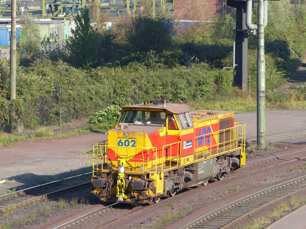 Eisenbahn und H�fen GmbH Diesellok 602. Stahlwerk Thyssen Krupp, Alsumerstrasse, Duisburg 22-09-2016.

Eisenbahn und H�fen GmbH dieselloc 602. Stahlwerk Thyssen Krupp, Alsumerstrasse, Duisburg 22-09-2016.