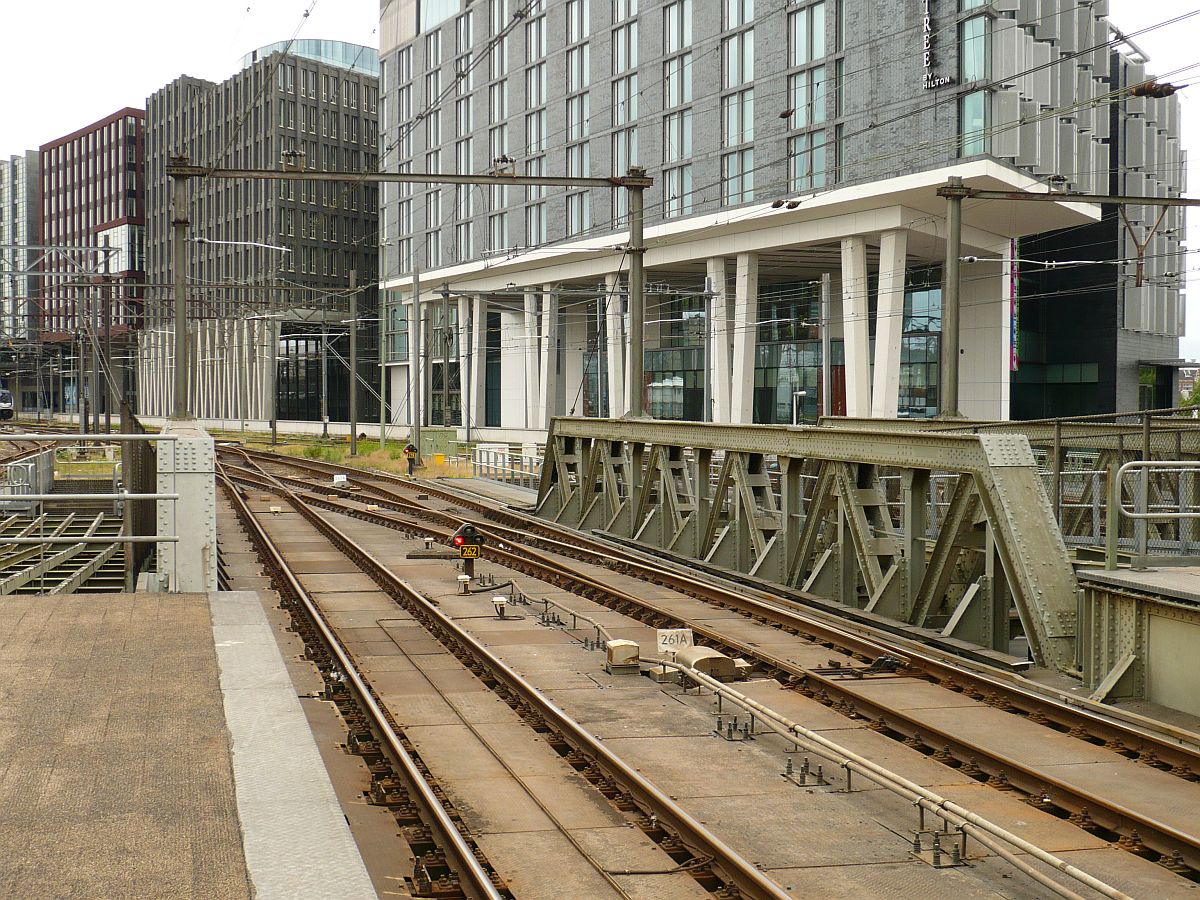 Eisenbahnbrcke ber die Oostertoegang Gleis 5 und 7 Amsterdam Centraal Station 18-06-2014.


Spoorbruggen over de Oostertoegang aan de oostzijde spoor 5 en 7 Amsterdam Centraal Station 18-06-2014.