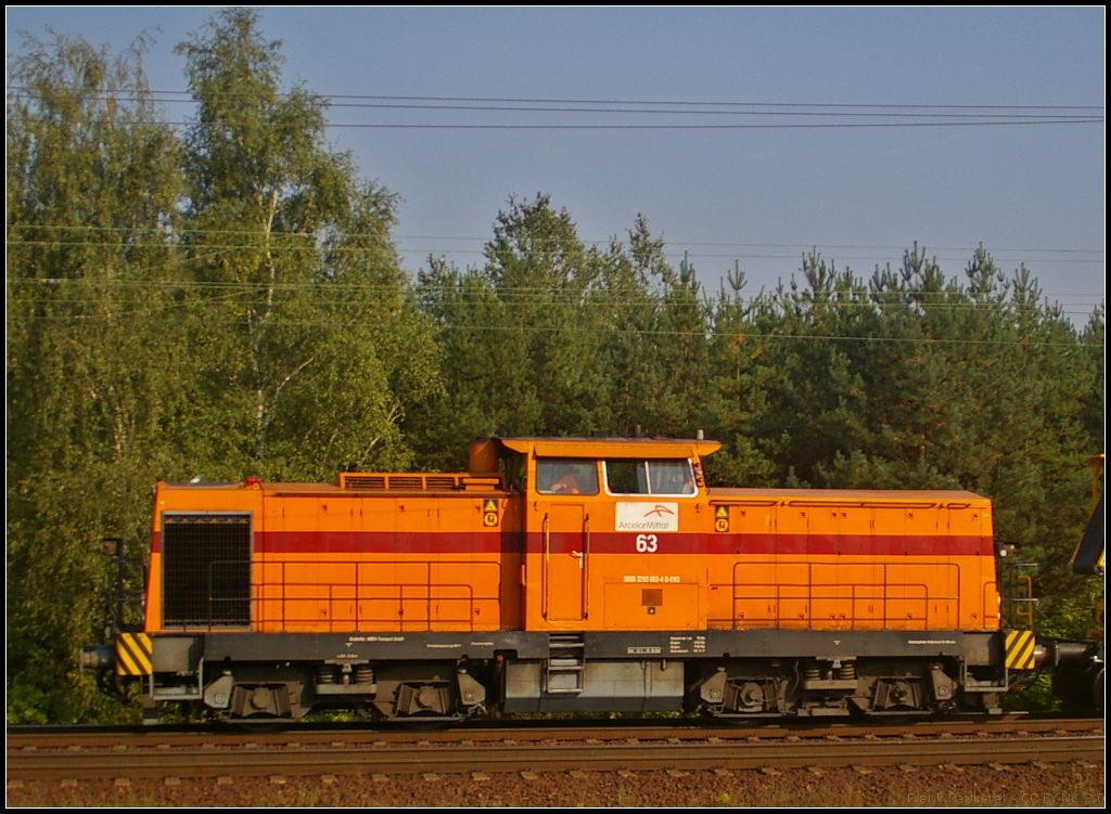 EKO 63 / 293 063
<br><br>
Mit zwei unbekannten Bauzugwagen am 16.09.2014 in der Berliner Wuhlheide unterwegs, so ergab sich die M�glichkeit die Lok von der Seite zu fotografieren (NVR-Nummer 98 80 3293 063-4 D-EKO)